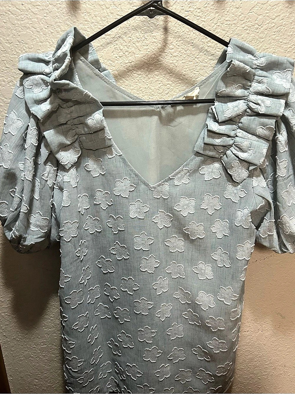 entro Floral V-Neck Blouse in Blue Size Small